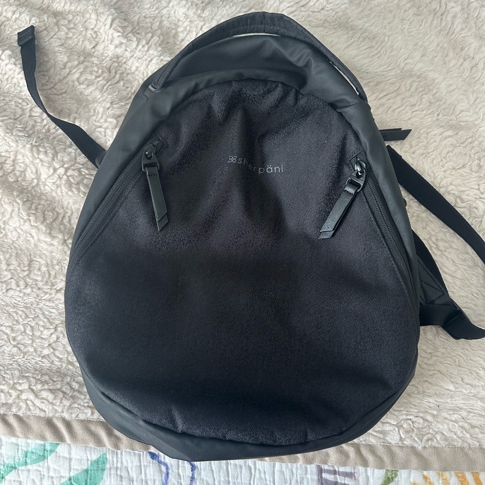 sherpani avalon purse backpack excellent condition